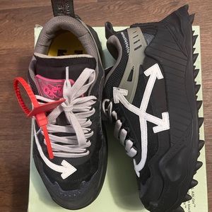 Off-white sneakers only worn 2xs